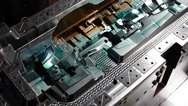 模具制造：技术革新驱动未来趋势**